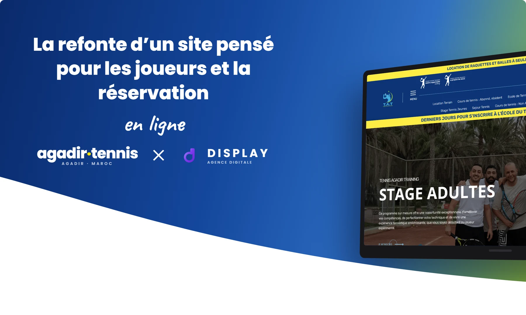 Le site du club ouvert sur un ordinateur portable, avec les logos Agadir Tennis et display., sous un titre qui présente le site comme fait pour les joueurs, du premier cours à la réservation en ligne.